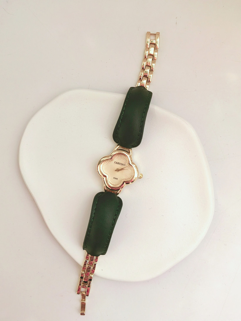 zegarek z zielonym paskiem 