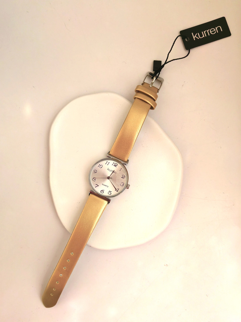 zegarek ze złotym paskiem 