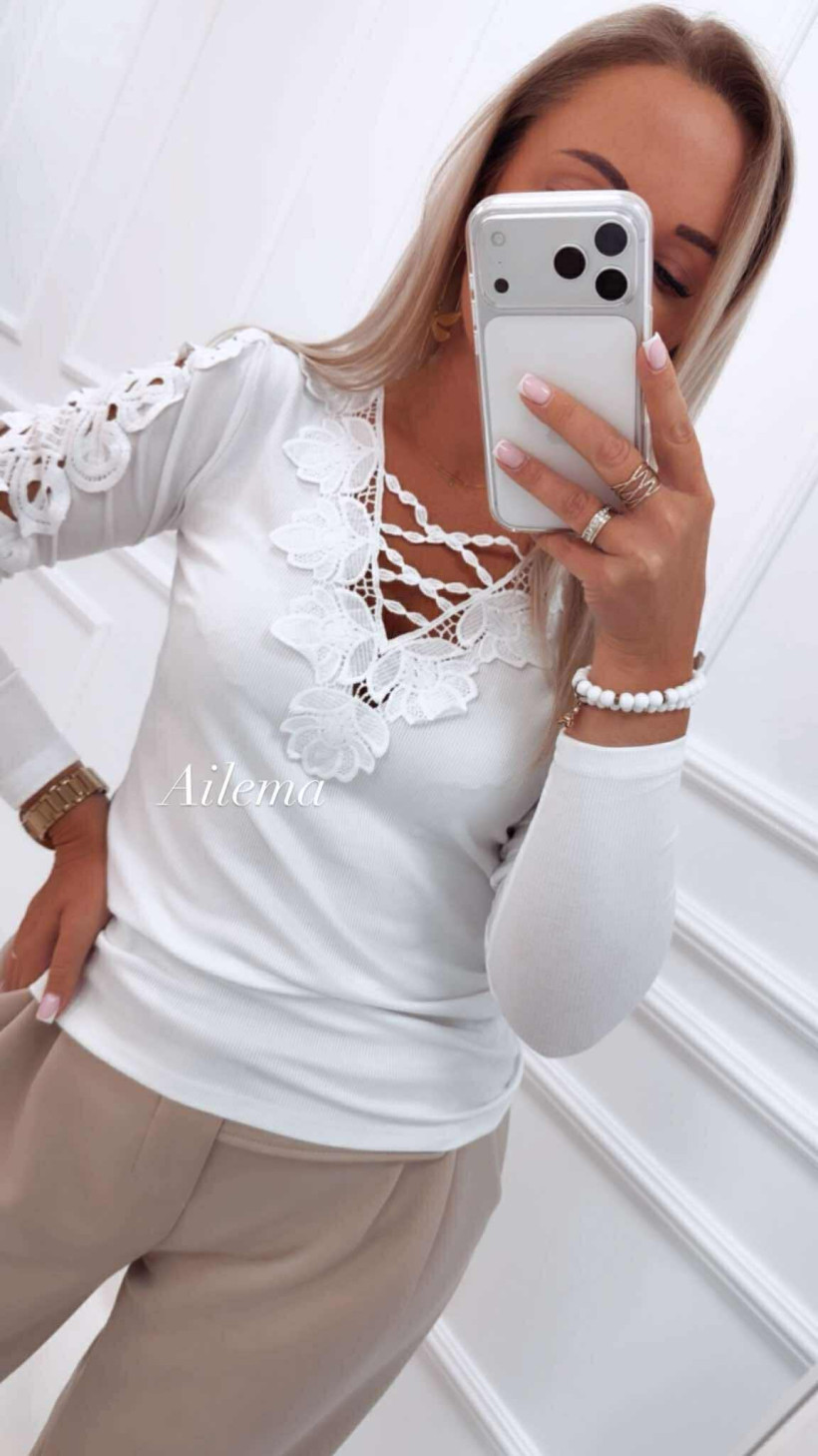 Bluzka długi rękaw, prążek AD96 zdobiona haftem na dekolcie i rękawach