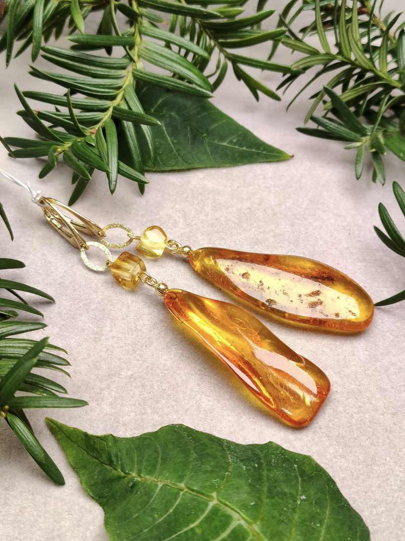 Długie kolczyki z naturalnego bursztynu bałtyckiego z inkluzjami, złocone srebro 925
