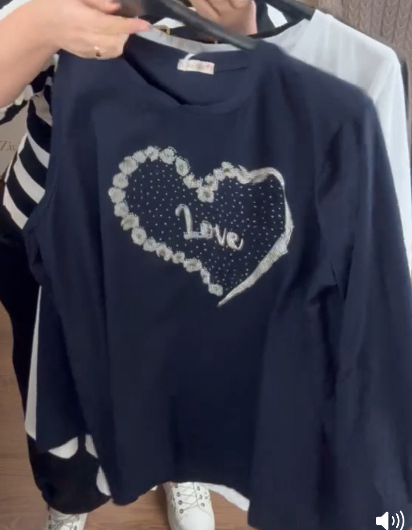 Italia nr 6 - Bluzka jednokolorowa na długi rękaw, aplikacja serce - 25000 - granat