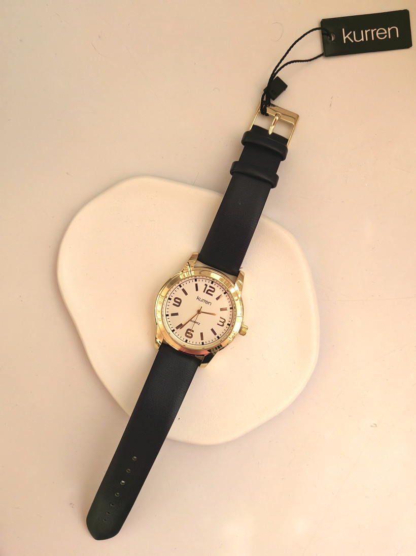 Zegarek na granatowym pasku