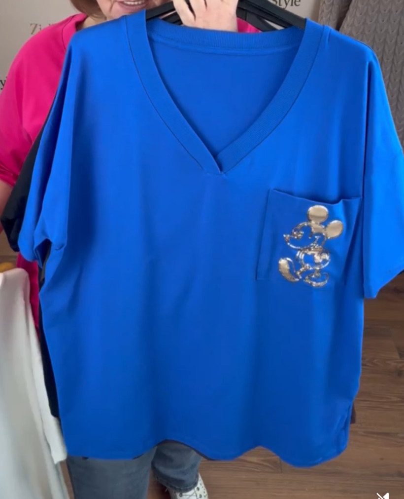 Bluzka jednokolorowa w szpic z myszką miki na kieszonce - 3538 - chaber