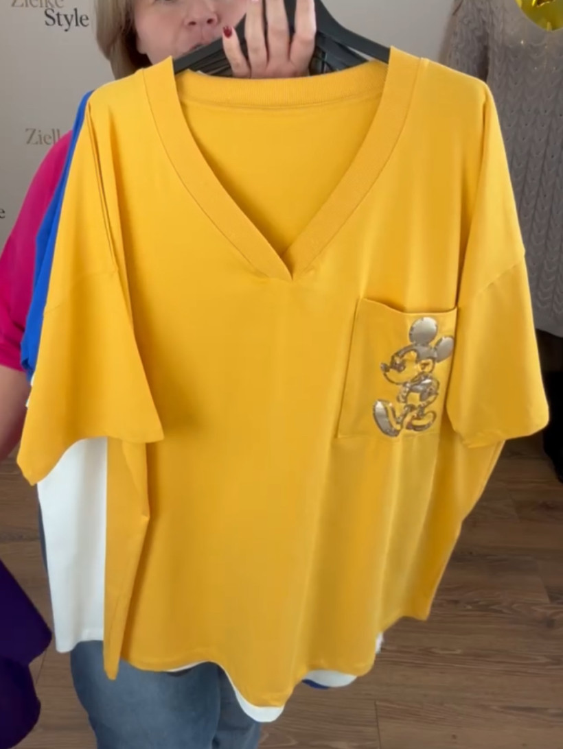 Bluzka jednokolorowa w szpic z myszką miki na kieszonce - 3538 - musztardowa