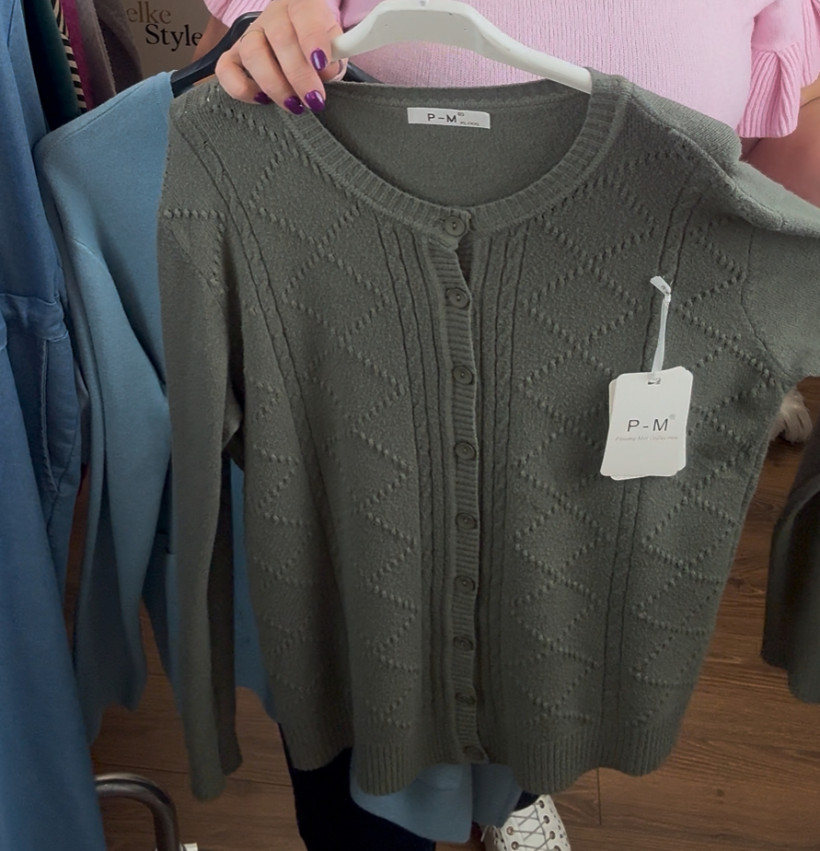 Sweterek zapinany na guziki - 1066 - khaki