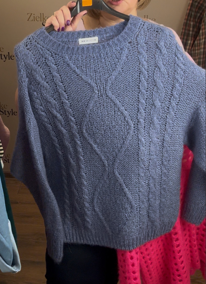 Sweter jednokolorowy z warkoczami - 13961