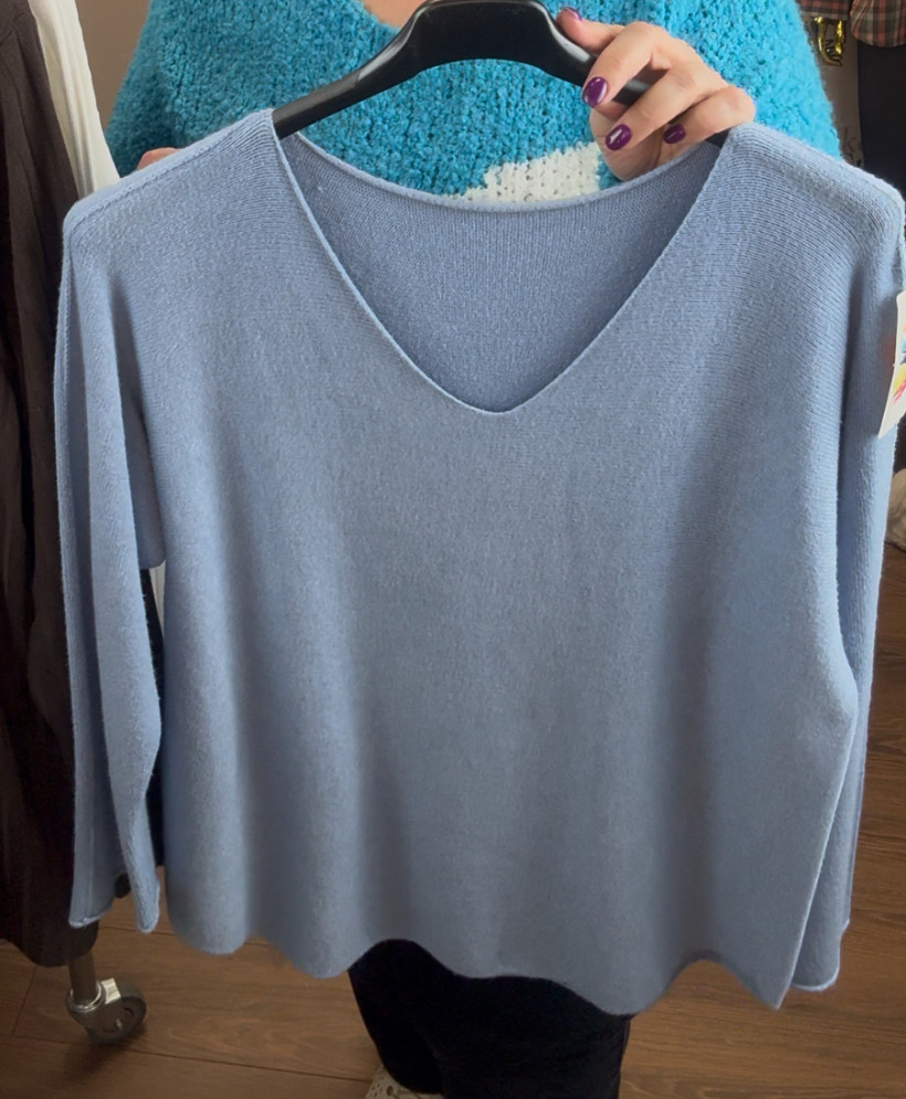 Sweter w serek jednokolorowy - 13967