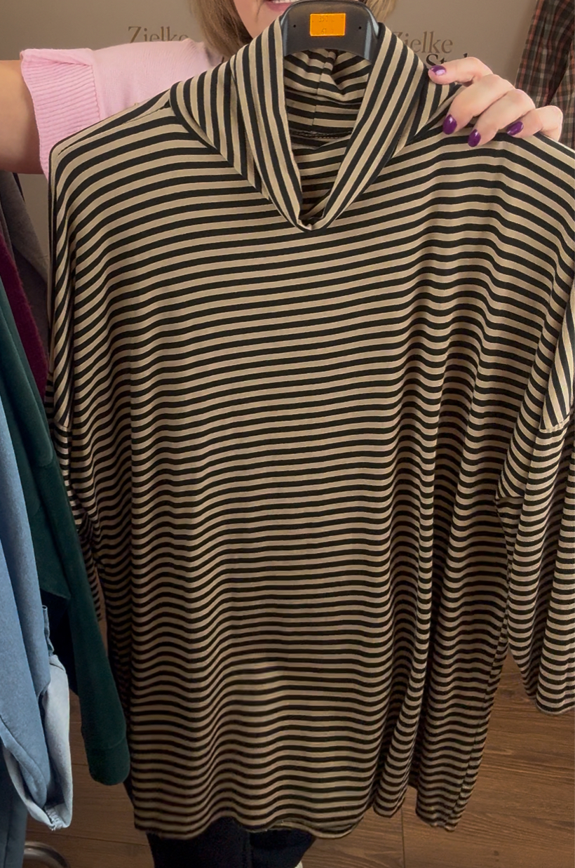 Golf  wiskozowy  w paski - MI&KA - 24.21 // 2025 - czarny/fango