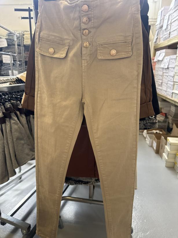 GUZIKI - spodnie beżowe z guzikami ozdobnymi i wysokim stanem, MSARA SG0389-9, xs-xl