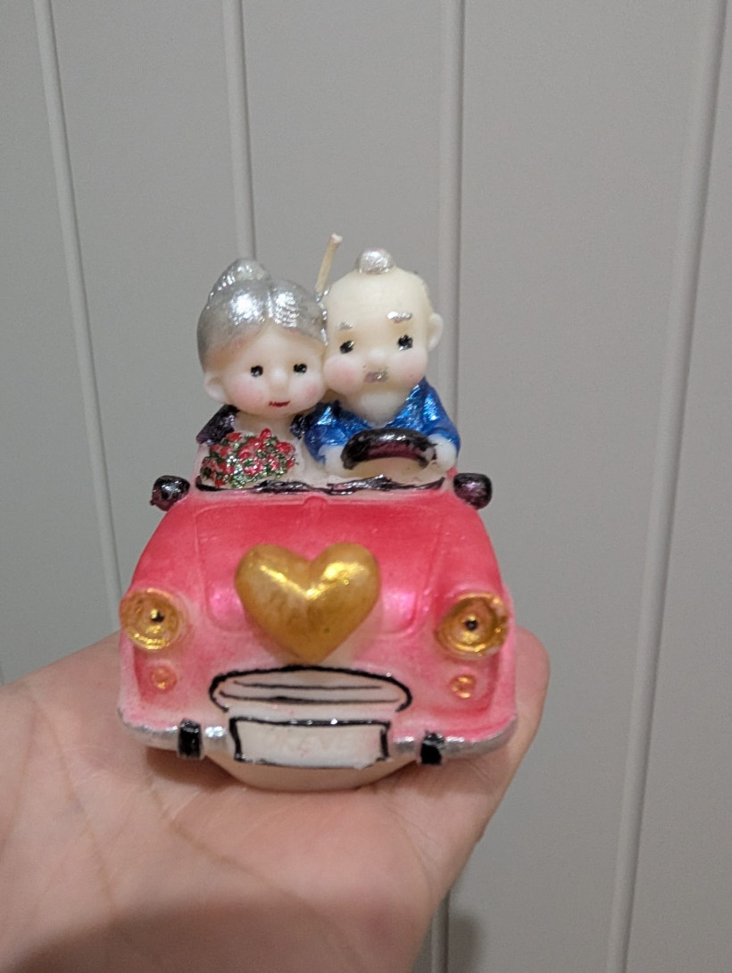 Świeca sojowa babcia z dziadkiem w aucie 