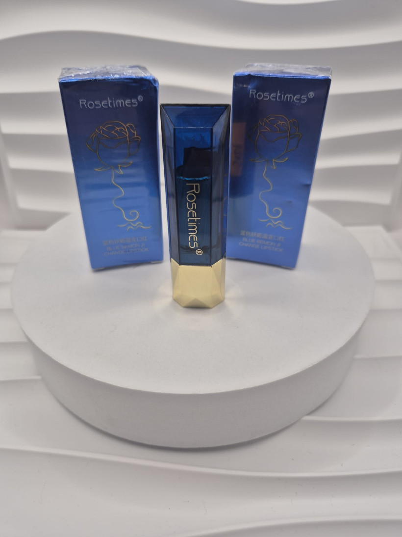 Pomadka zmieniająca kolor na ustach