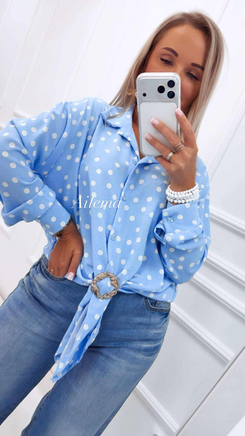 Koszula w groszki 649 z ozdobną złotą broszką