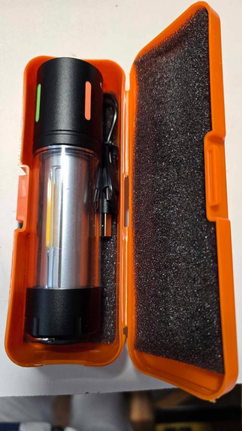 latarka usb w plastikowym etui