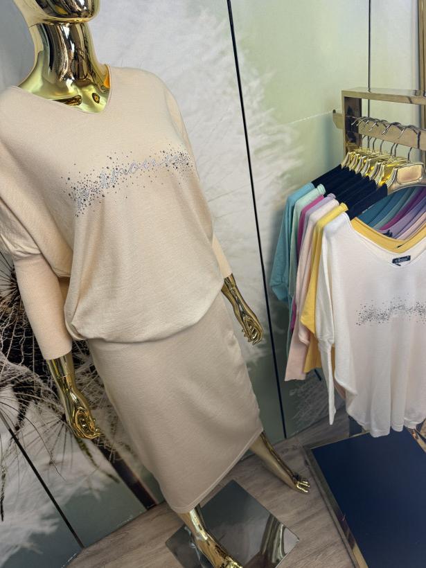 Bluzeczka - sweterek V z kryształkowym napisem Minouu