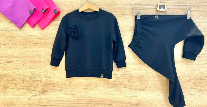 DRES Z RÓŻĄ CZARNY MIMI