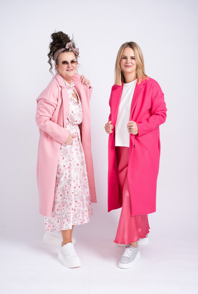 płaszcz klasyczny 2 guziki róż