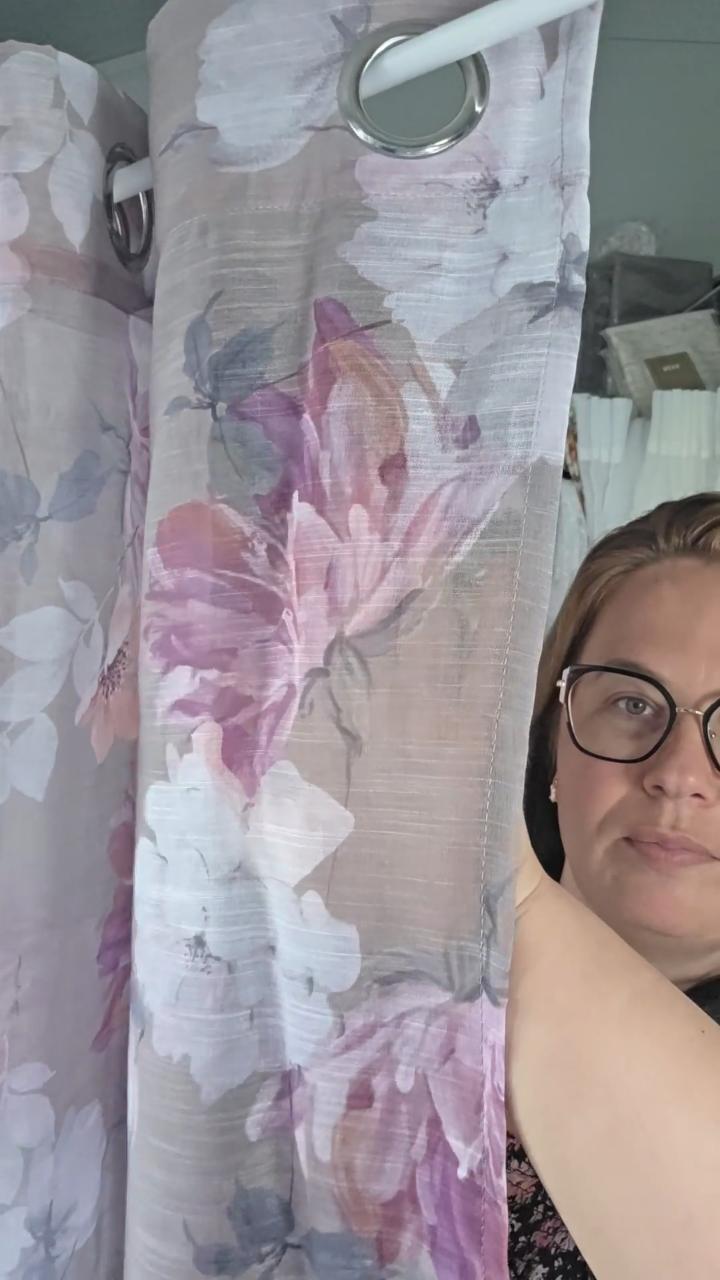 Etamina w kwiaty 140x250cm na szarawym tle