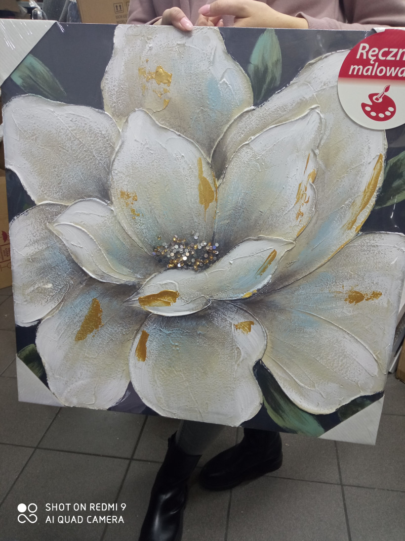 Obraz ciemne tło jasny kwiat cekinowa środek 60x60. Obraz/583