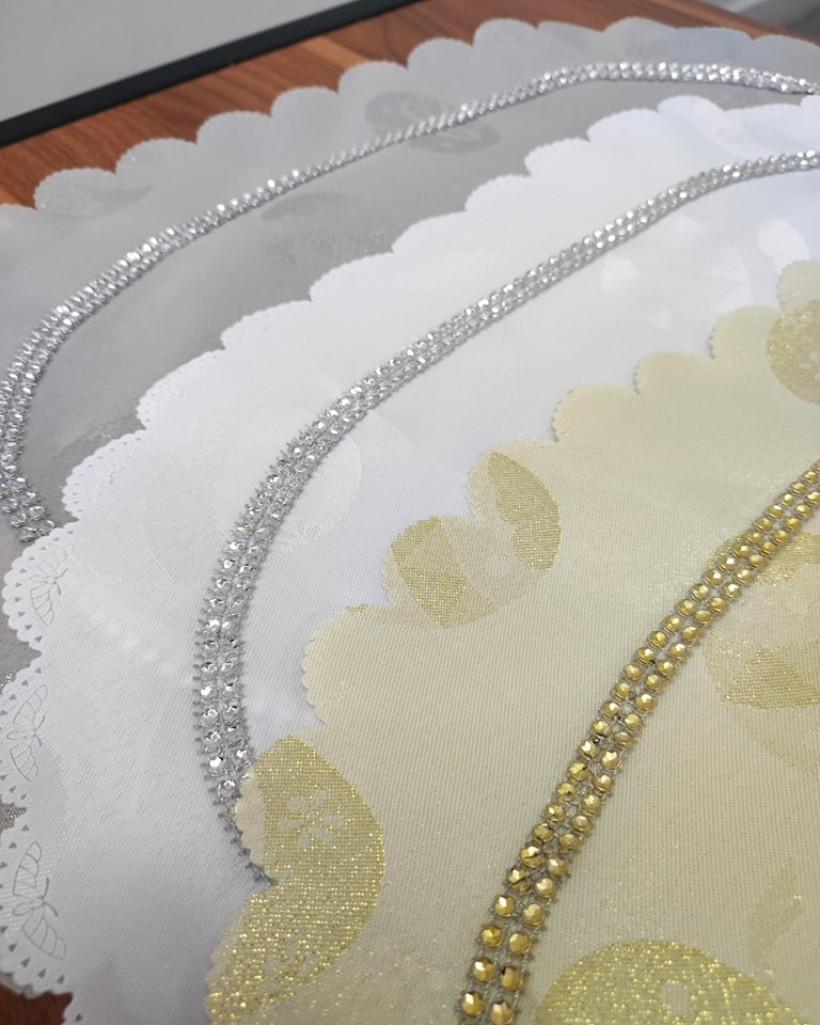 WN serwetka biała owalna jajka z cyrkonią 30x45 NL-1501