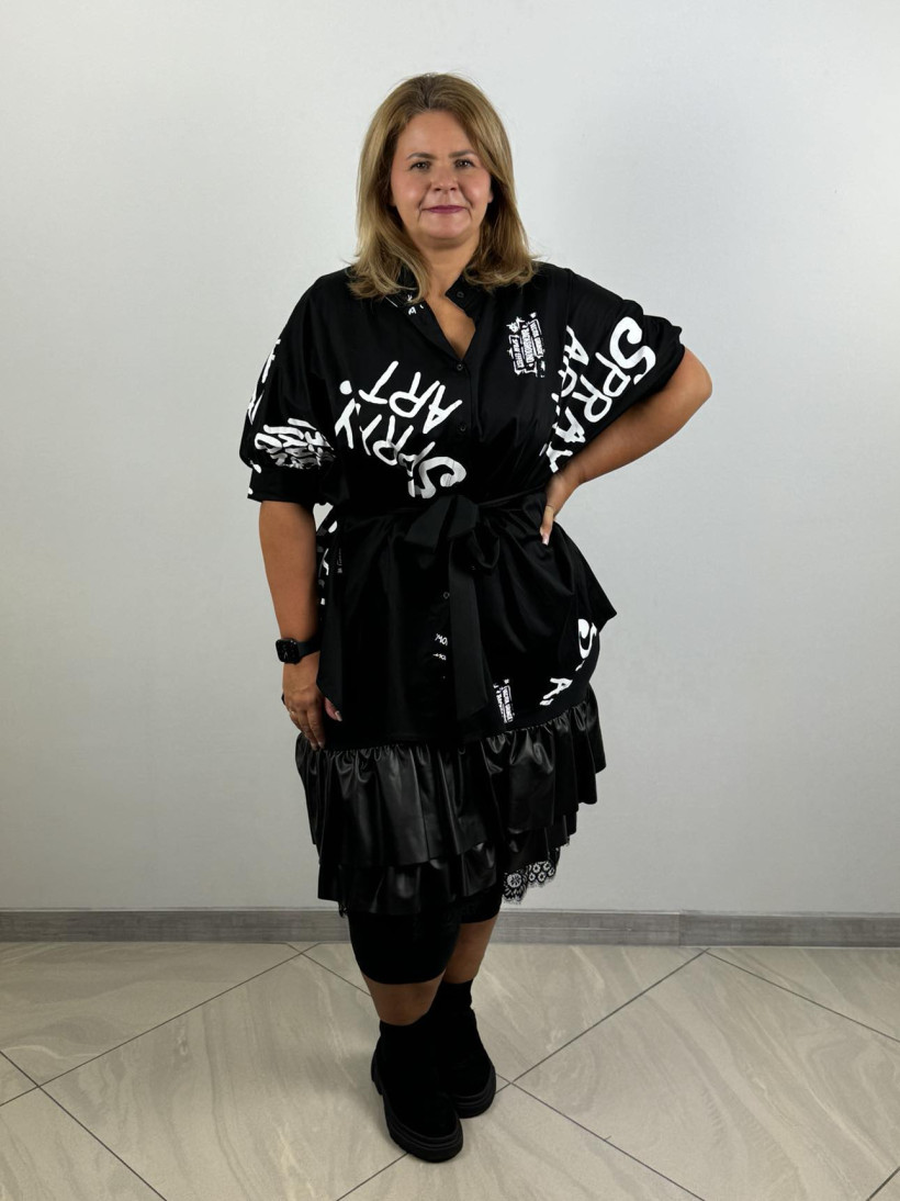 Koszula na stójce oversize z napisami Wł.23230-czarna PROMOCJA