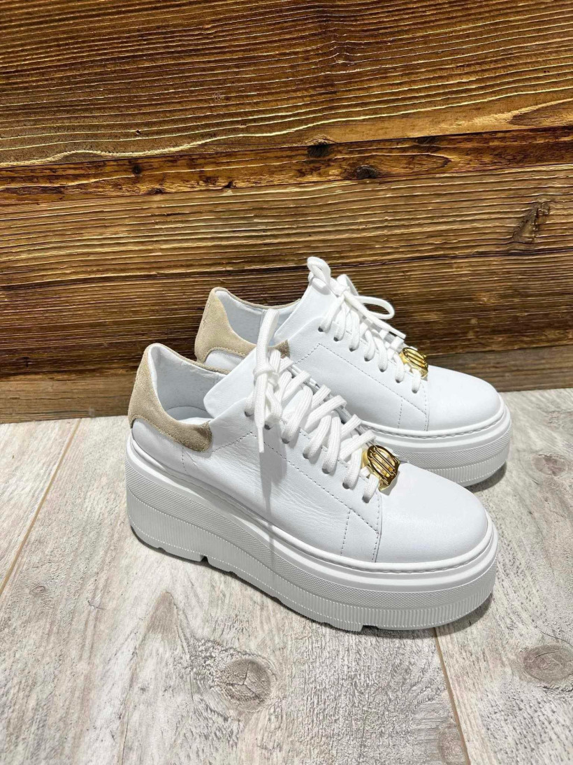 By o la la..! sneakersy