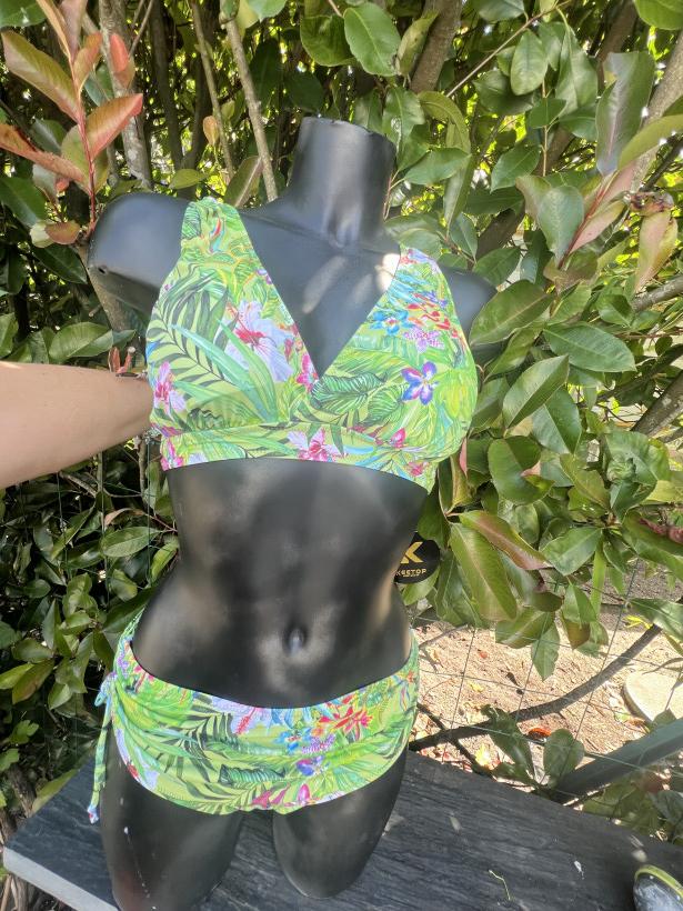 Réf 4823 - Maillot 2 pièces vert/fleur des tropiques